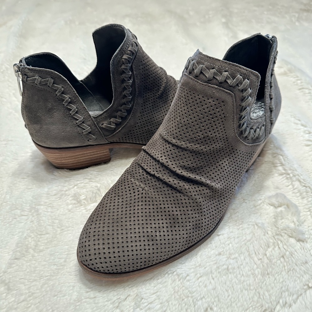 Women’s Vince Camuto Palmina Suede Leather Heeled Ankle Booties Size 9.5 Wide